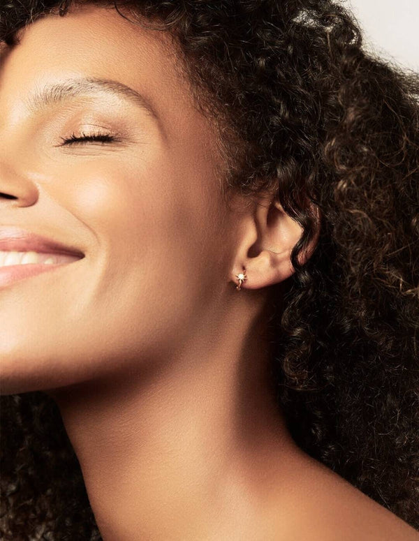 star hoop earrings,huggie hoop earrings,14k gold hoop earrings,tiny hoop earrings,dainty hoop earrings,mini hoop earrings•starburst earrings