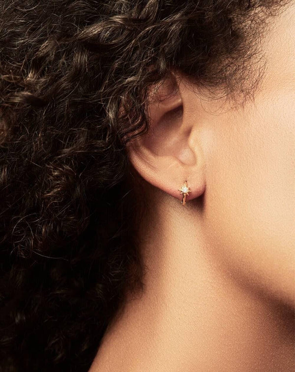 14k solid gold star hoop earrings,starburst earrings,gold huggie earrings,huggie hoop earrings,small mini hoop earrings,tiny gold hoops