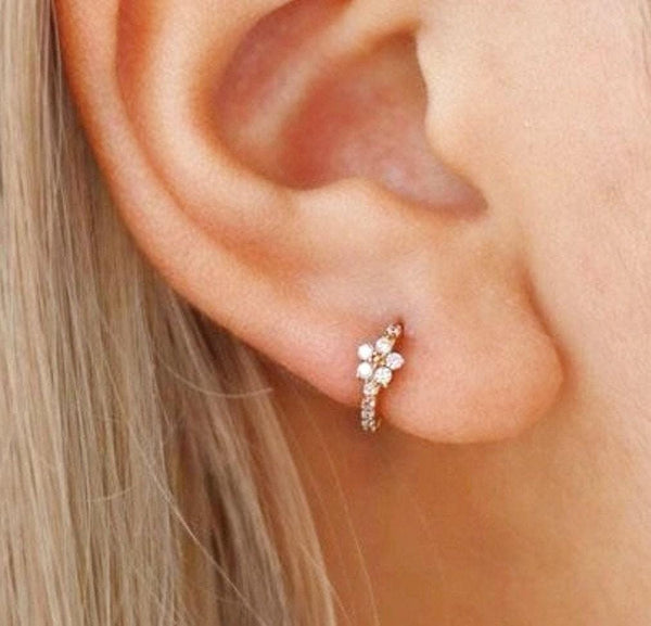 Cartilage hoop,cartilage piercing,14k solid gold hoops,helix hoop,helix piercing,small flower•diamond•huggie hoop earrings•helix earring